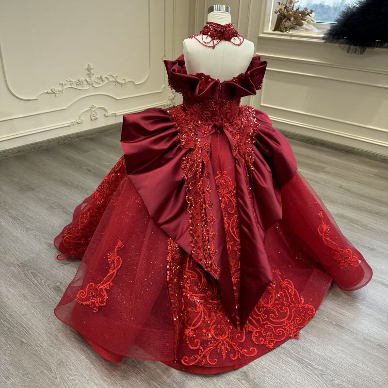 子供の赤いドレス