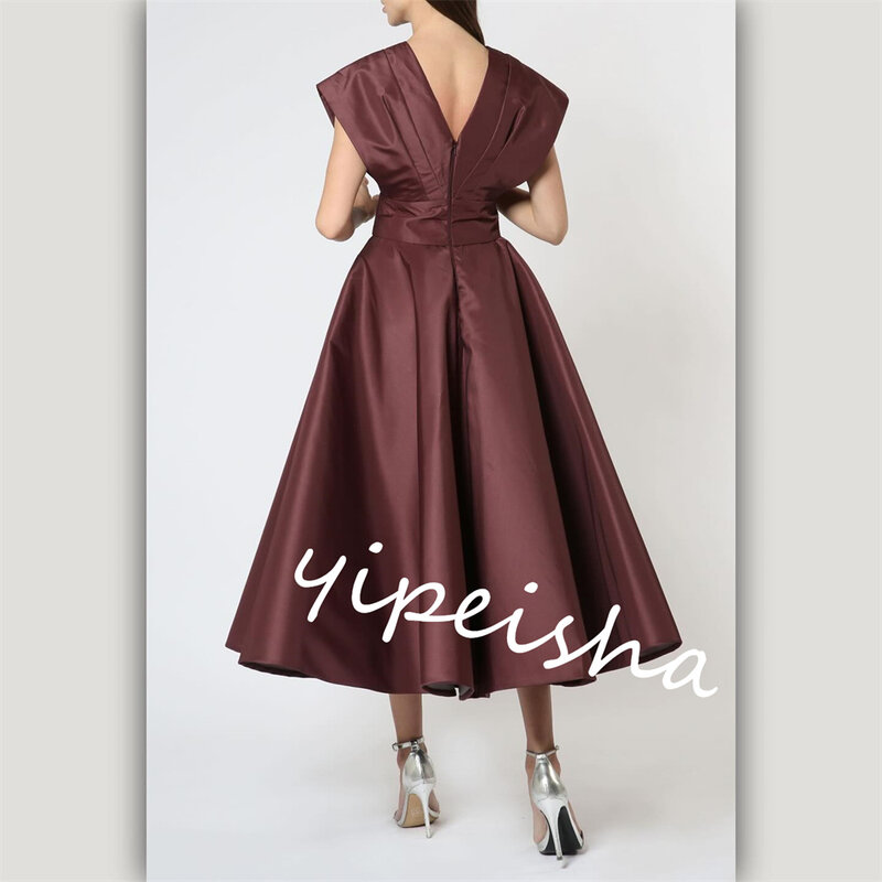 Атласные плиссированные блестящие трапециевидные платья средней длины с V-образным вырезом на заказ