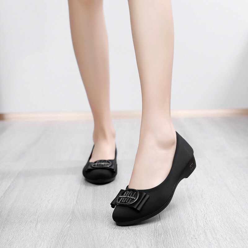 Sepatu Kain Beijing Baru dan Lama untuk Sepatu Wanita Sepatu Kerja dengan Sepatu Kasual Pita Datar Sepatu Kerja Ibu Sepatu Mode Non-selip