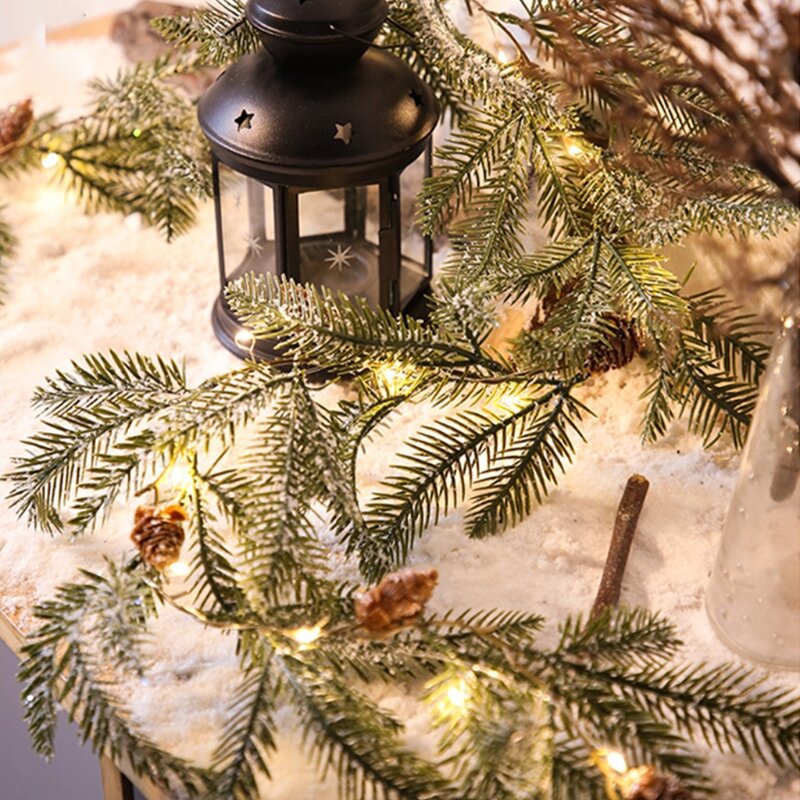 أضواء سلسلة إكليل عيد الميلاد نابضة بالحياة بإبرة الصنوبر والحلي الاصطناعية لتزيين شجرة عيد الميلاد في الأماكن المغلقة والخارجية