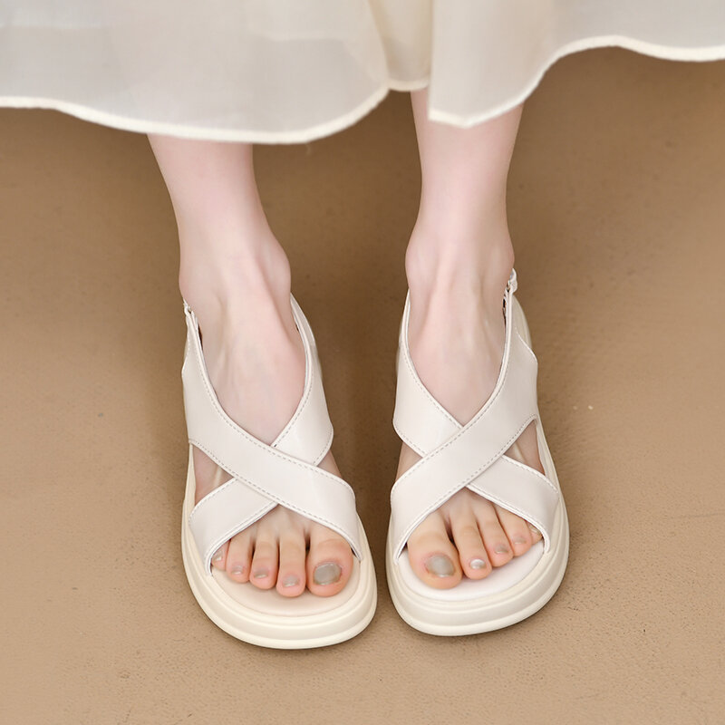 Musim semi 2024 baru hitam raksasa lembut raksasa nyaman muffin dasar tebal mode sederhana meningkatkan sandal Romawi wanita