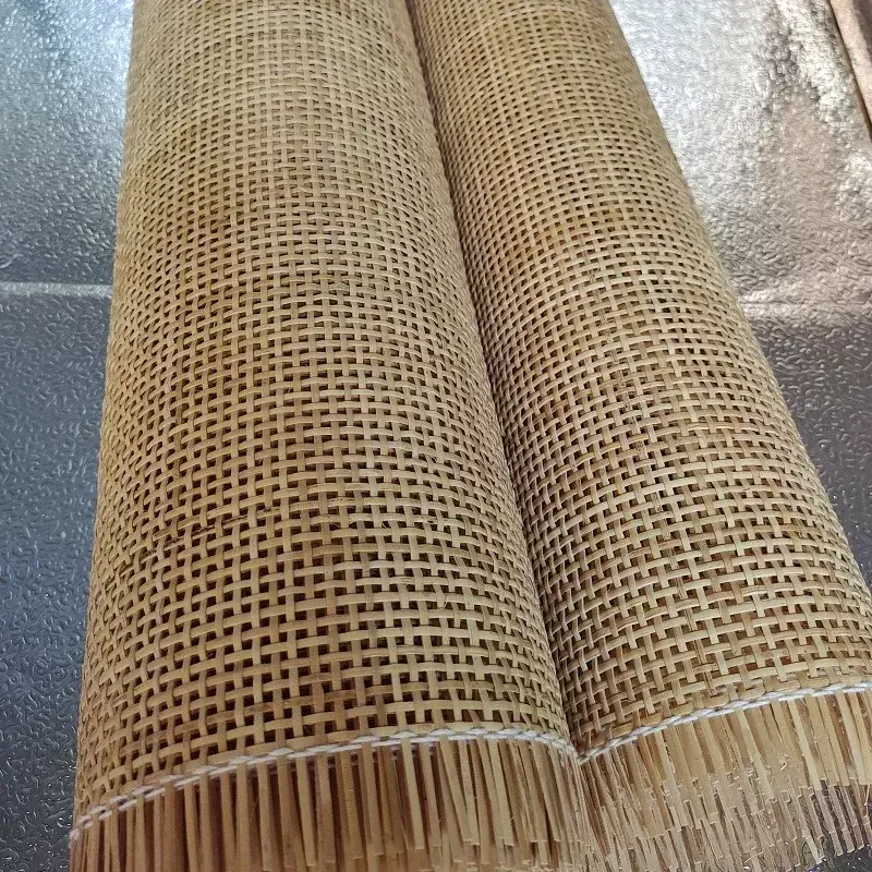 Materiale in rotolo di fettuccia di canna indonesiana in Rattan naturale per la decorazione di mobili riparazione di armadietti per sedie intrecciate a scacchi fatti a mano