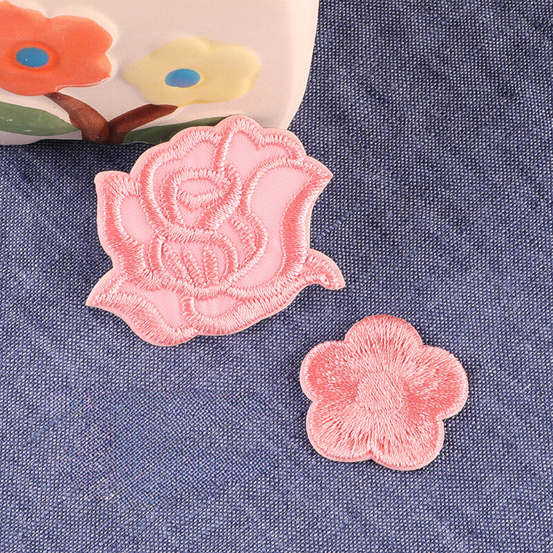 Naszywki na z kwiatowym haftem łatka DIY naklejki na róże samoprzylepne naszywki akcesoria do torba na ubrania czapek