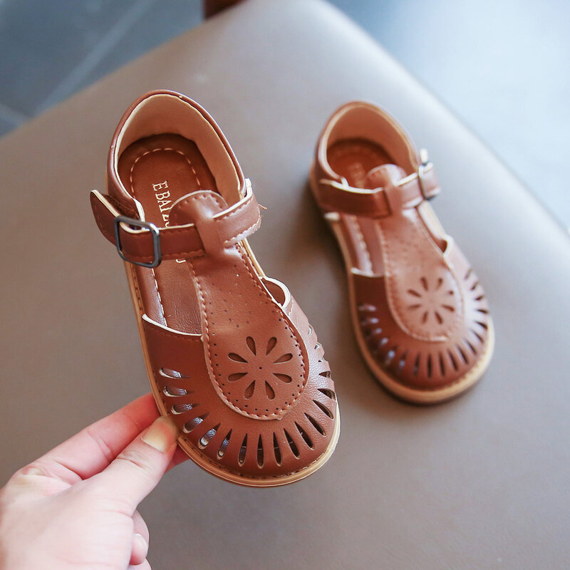 Sandalias para niñas, zapatos de suela suave hueca para niños, zapatos de princesa de moda tallados, zapatos de playa, zapatos de princesa con recortes calientes, 2023