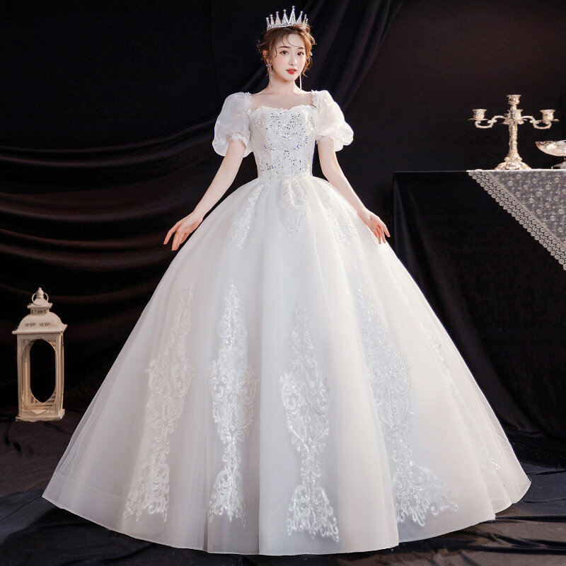 Свадебное платье с короткими рукавами-фонариками и аппликацией