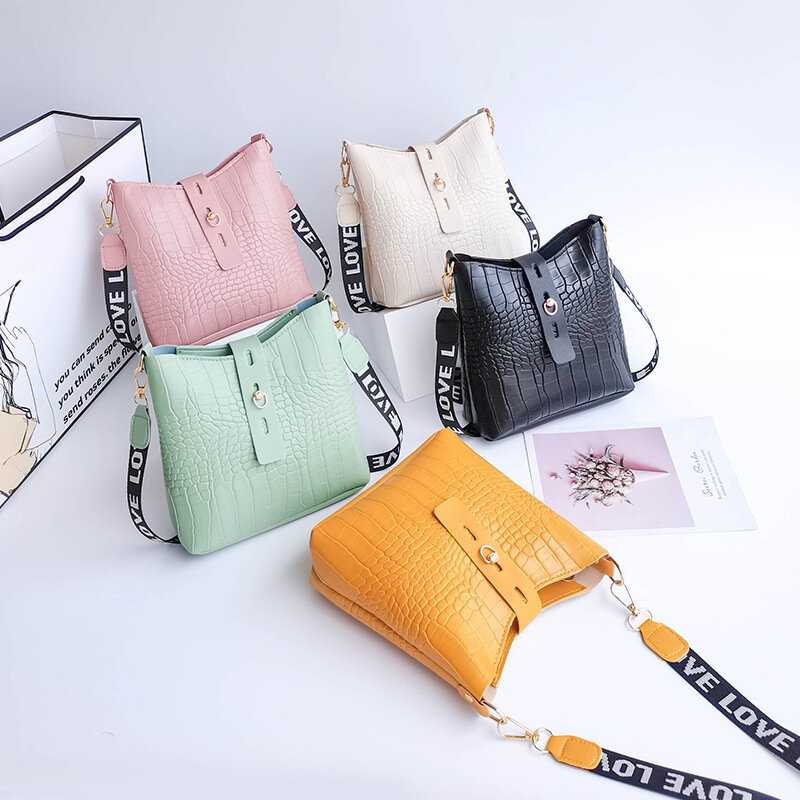Women's Bag New 2022 Messenger Bag Saddle Bag Change Mobile Phone Portable Shoulder Bag