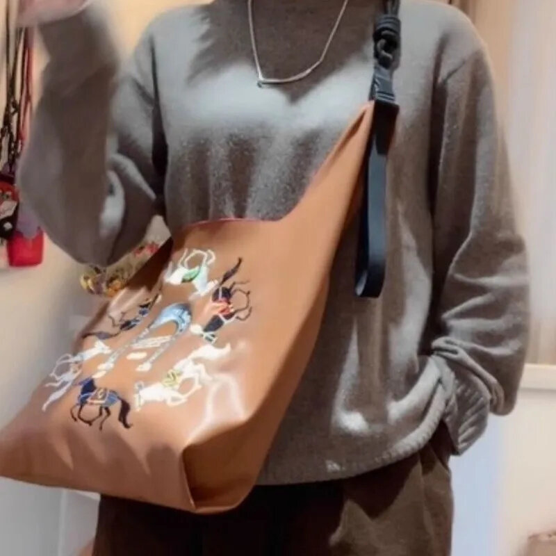 Японский мяч & amp Chain кожаная сумка 2024 вышитая Модная брендовая сумка через плечо портативная большая емкость японский и корейский