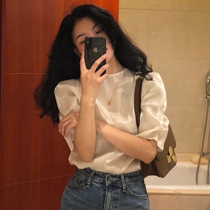 Deeptown blus lengan Puff putih wanita Satin Mode Korea kemeja lengan pendek musim panas ramping Chic elegan dasar renda uang lama