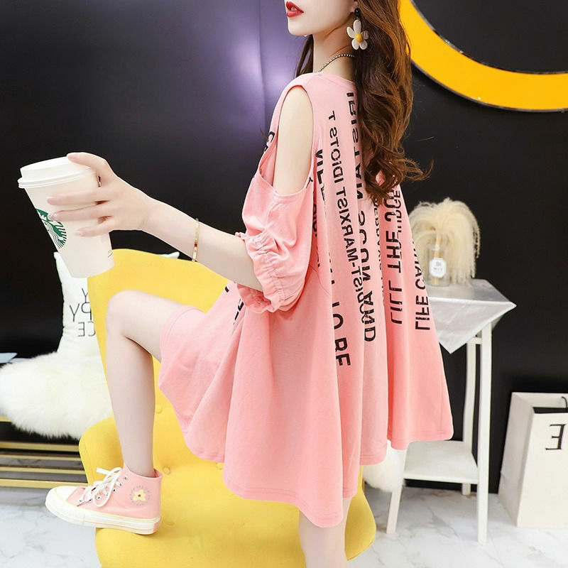 Camisa casual oversize solta com gola redonda, brincalhinha e personalizada, ombro fora, estampa de letras, moda verão, versão coreana