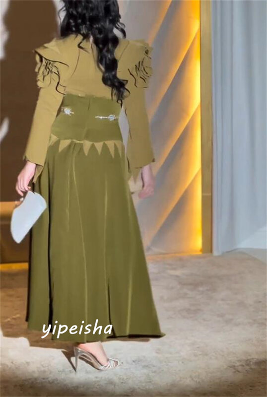 Vestido de baile de graduación de Arabia Saudita, vestidos de noche formales de estilo clásico moderno con cuello en V, línea A, flores drapeadas de satén, ocasiones a medida
