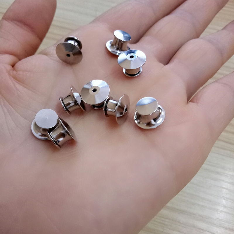 30 pezzi di accessori per Badge spilla con schienali di bloccaggio piatto in metallo durevole (argento)