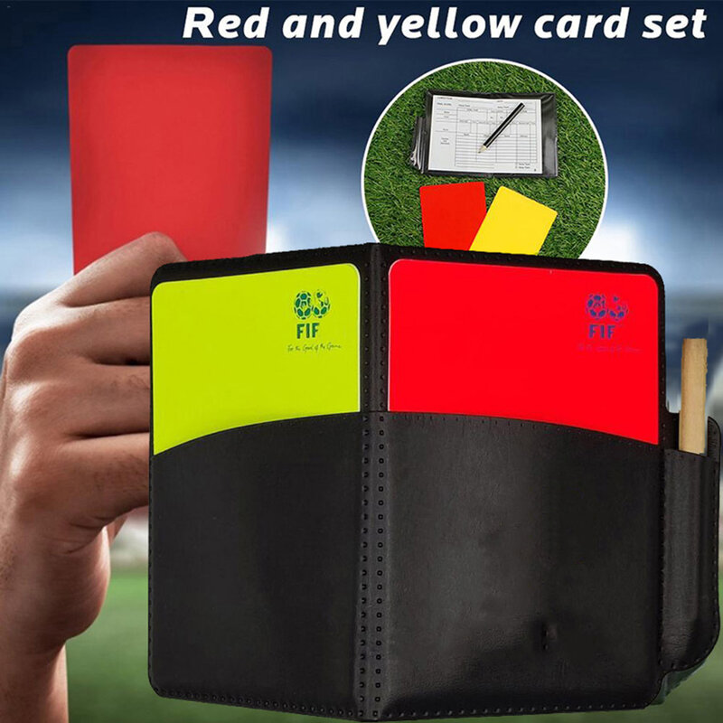 Флуоресцентные красные и желтые карты с кожаным бумажником и карандашом записывающее бумажное футбольное оборудование