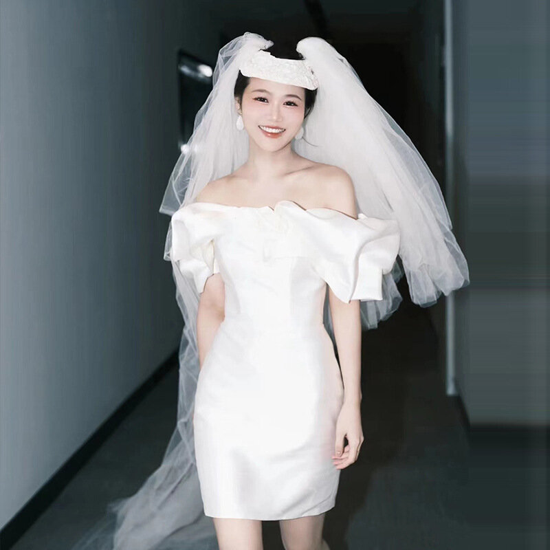 Женское Короткое свадебное платье It's yiiya, белое атласное платье с вырезом лодочкой и открытыми плечами на лето 2024