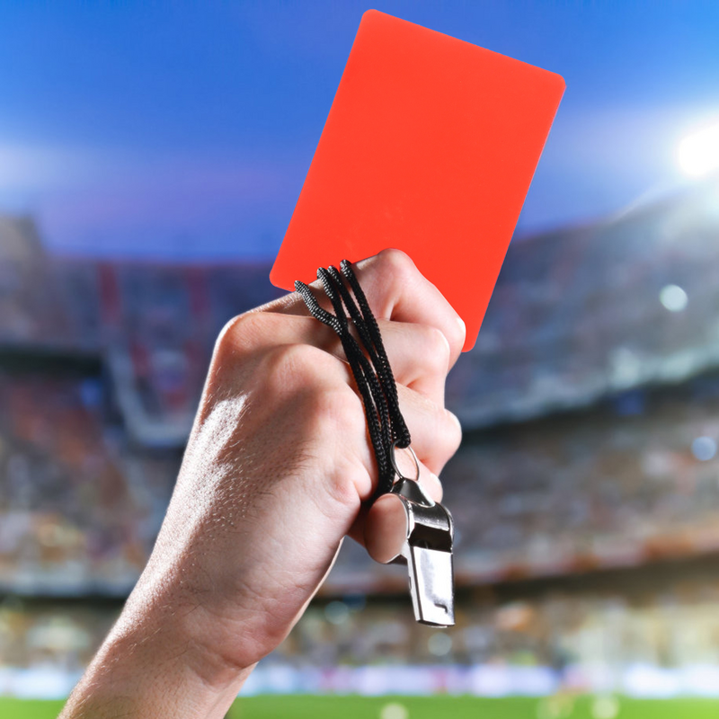 Mecz piłki nożnej sędzia w czerwonej i żółtej kartce gwizdki gwizdają wielofunkcyjne karty piłkarskie, profesjonalny Major sportowy