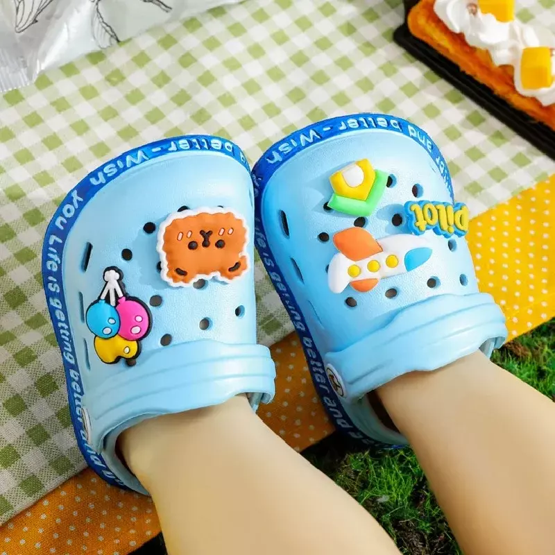 Sandalias de verano para niños, zapatillas con agujeros, suaves, antideslizantes, diseño de dibujos animados DIY, zapatillas de playa, zapatos de arena para niños y niñas