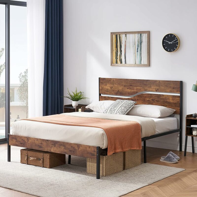 Marco de cama de plataforma/base de colchón grande con cabecero de madera vintage rústico, apoyada por listones de metal resistentes, no requiere resorte de caja