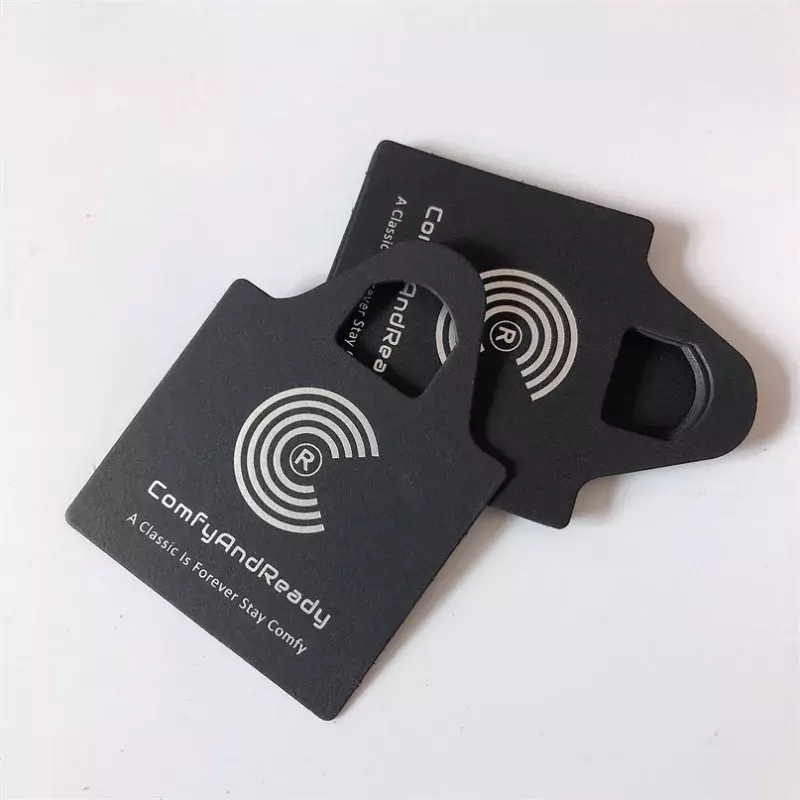 Spersonalizowany produkt 、 przywieszki papierowe na ubrania z Logo Hangtag czarne metki huśtawka z własne Logo