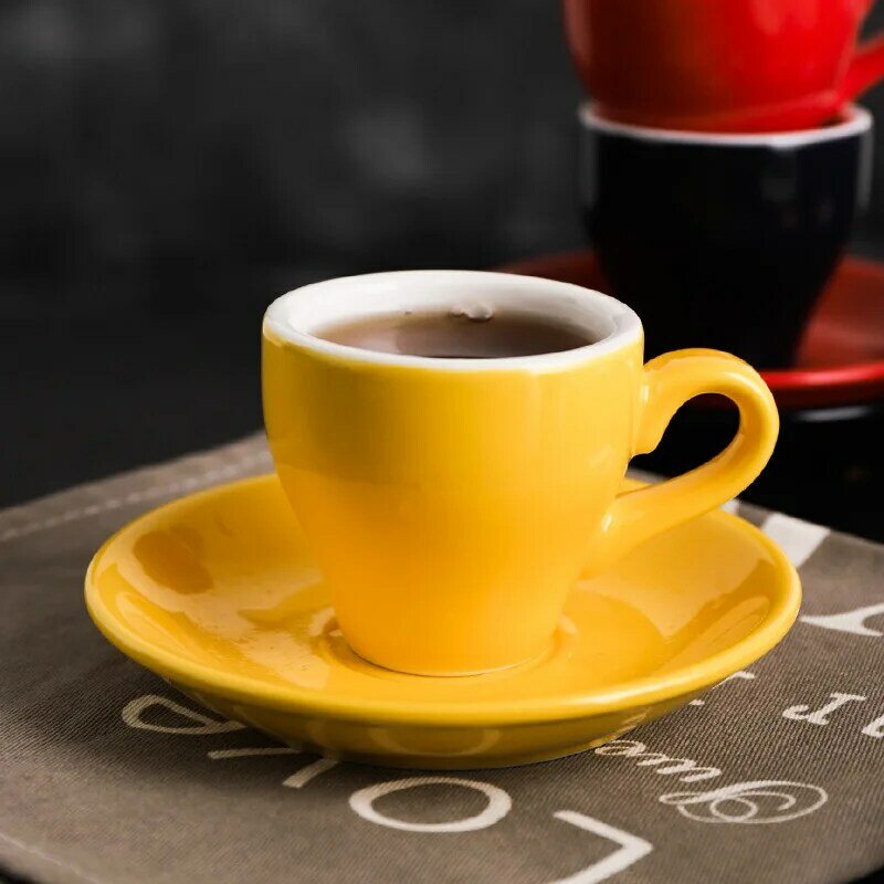 1ชุดแก้วกาแฟและจานรอง, ถ้วยกาแฟ, แก้วกาแฟสีเขียวมะกอกและดอกบัวที่เป็นเอกลักษณ์-แก้วกาแฟและจานรองที่สร้างสรรค์