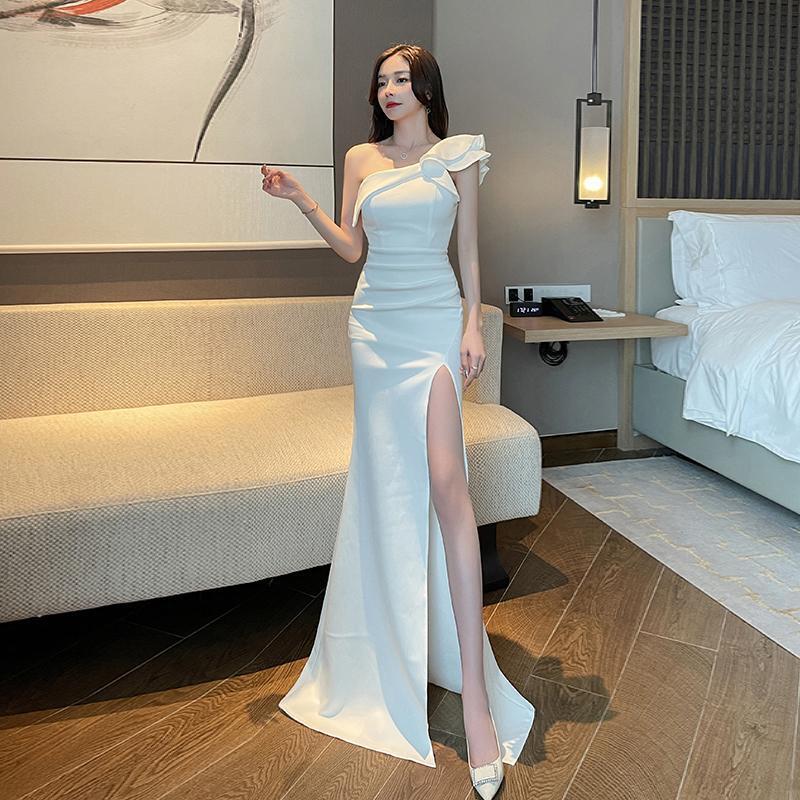 Gaun malam seksi baru gaun mobil Model belakang terbuka temperamen panjang seret lantai belahan bahu gaun Satin lembut lipit pernikahan
