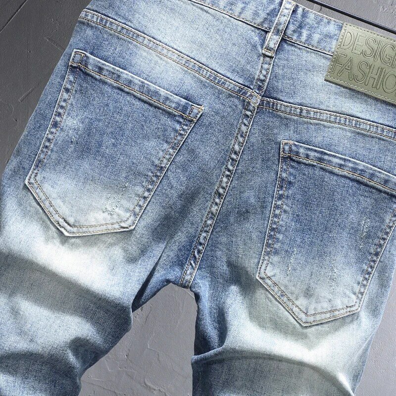 Celana Denim desainer gaya Korea pria, Jeans Retro biru muda lubang robek elastis Slim Fit Vintage