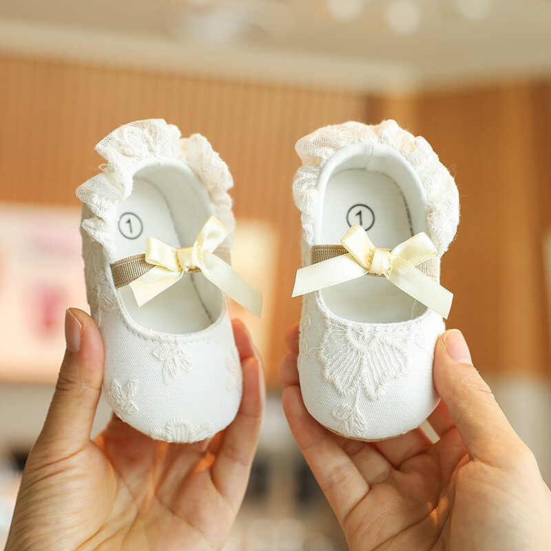 귀여운 흰색 레이스 아기 소녀 공주 신발, 아기 모카신, 나비 프린지 고무 밑창, 미끄럼 방지 신발, 유아용 침대 신발