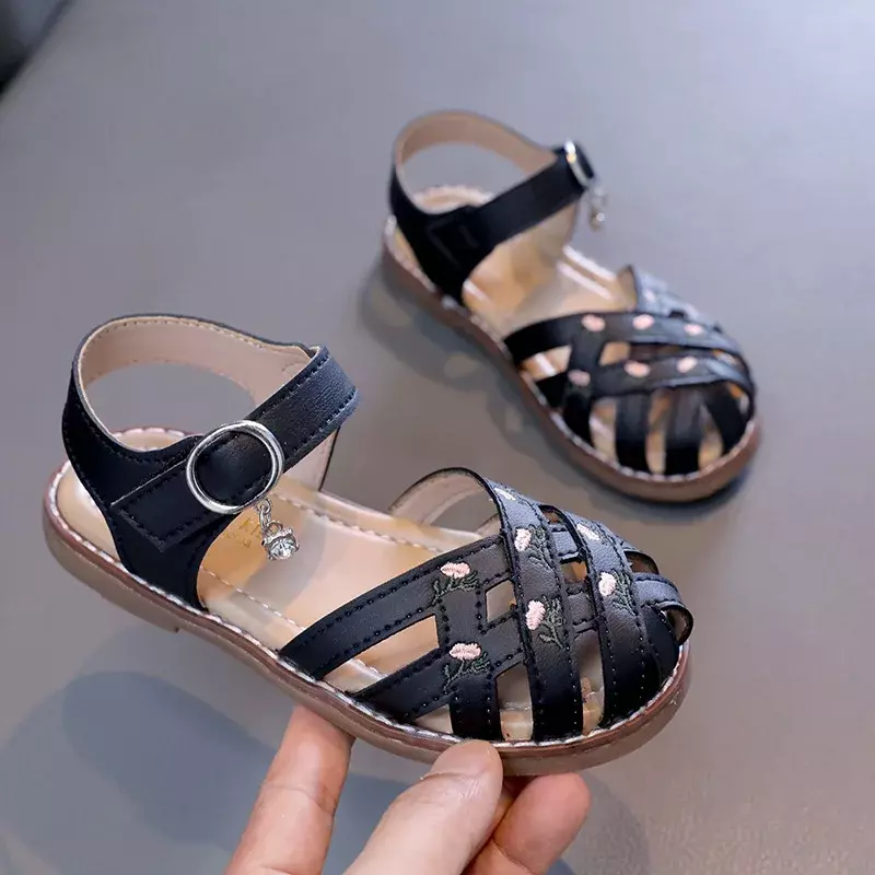 Sandal anak untuk anak perempuan musim panas baru gaun bordir putri sandal kasual anak-anak potongan sandal datar Non-slip lembut