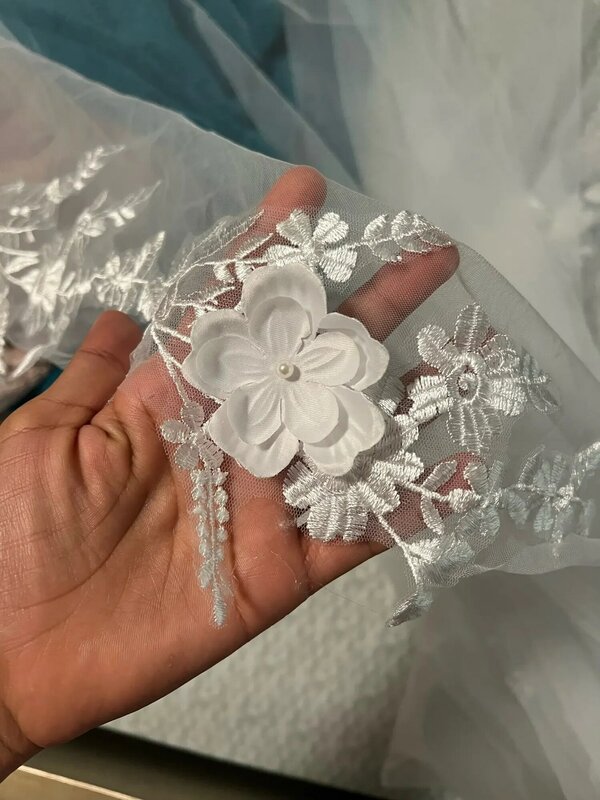 Kerudung Pernikahan dengan Sisir 1 Tingkat Tulle Lembut Renda Kerang Mutiara 3D Kelopak Bunga Kerudung Pengantin Putih Gading Bordir Kerudung Kustom