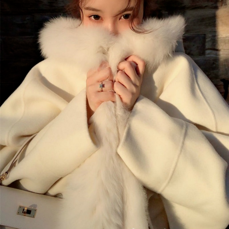 Biała imitacja futra lisa luźny płaszcz z kapturem kaszmirowa kurtka futrzany szal sweter jesienny i zimowy wełniany rękaw w kształcie skrzydła nietoperza uciekają płaszcze