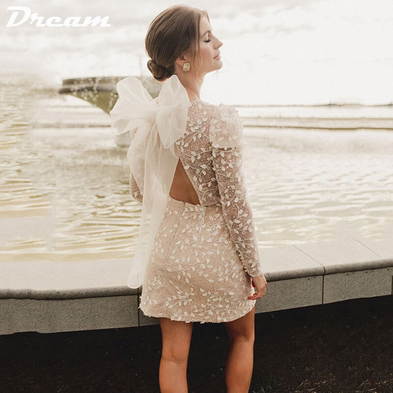 فستان زفاف قصير برقبة على شكل V من DREAM Beach بأكمام طويلة مع فيونكة صغيرة مكشوفة الظهر مطرز بالخرز فوق الركبة