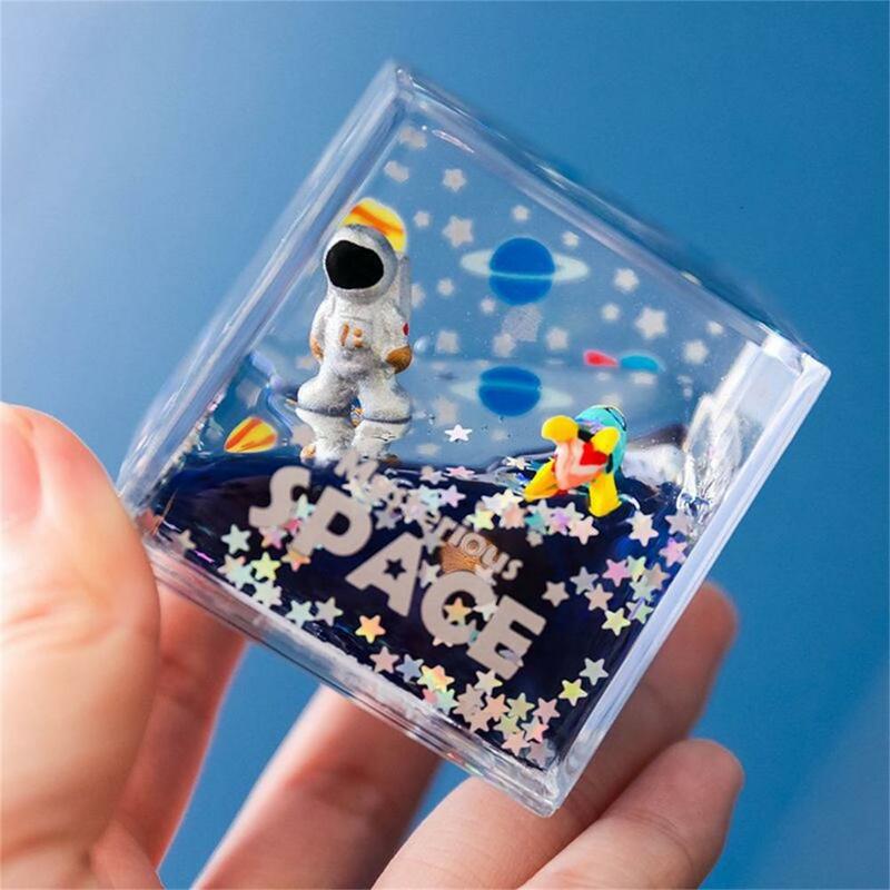 Ornamento astronauta leggero tocco confortevole di lunga durata carino aspetto vivido fluido deriva astronauta in miniatura