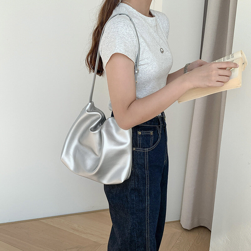 Bolsa de ombro estética feminina versão coreana, versatilidade de grande capacidade, bolsa plissada de couro macio de alta qualidade