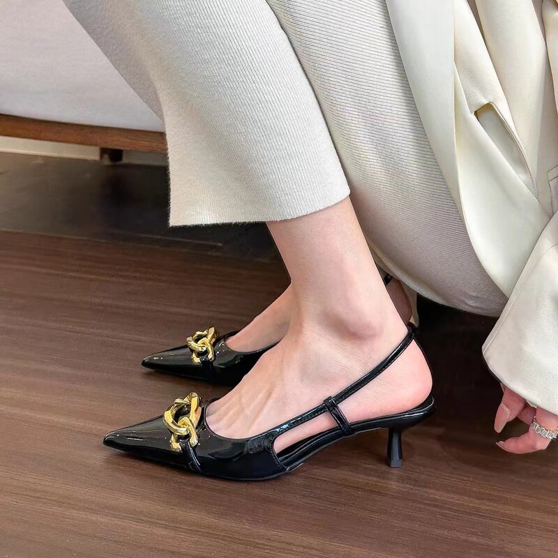 2024 letnie nowe buty damskie beżowy z dekoracyjnym łańcuchem koci obcas otwarta pięta Muller buty spiczaste płytki fajne buty na wysokim obcasie