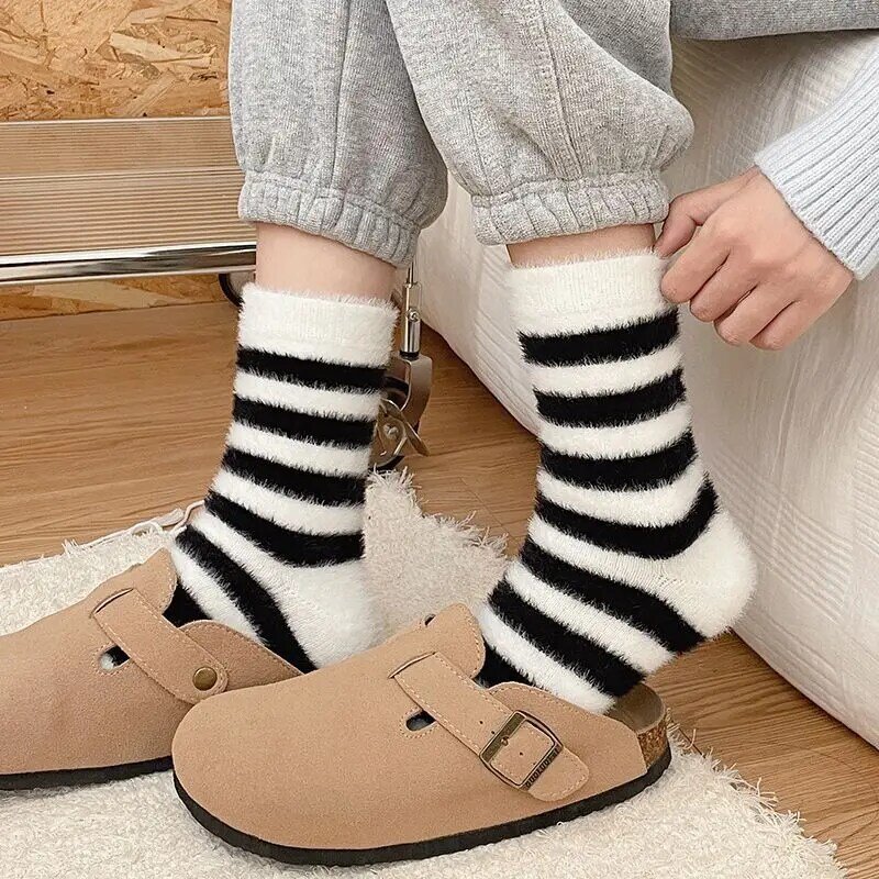 Мягкие уютные пушистые носки, черные и белые полосатые норковые бархатные носки для женщин и девушек, зимние плотные теплые носки для сна, пола, дома