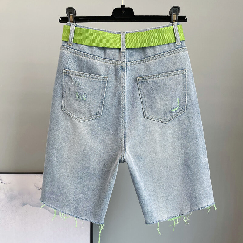 Celana pendek DENIM ผู้หญิงเอวสูงประดับด้วยลูกปัดสีเขียวประดับเพชรแบบขาดเป็นรูสำหรับกางเกงสำหรับหน้าร้อน