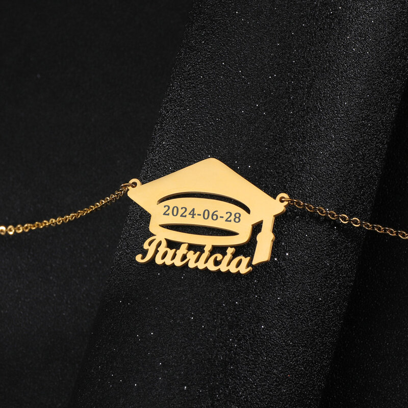 Acheerup kalung Mortarboard untuk wanita pria, perhiasan rantai tanggal ukir baja tahan karat hadiah kelulusan siswa