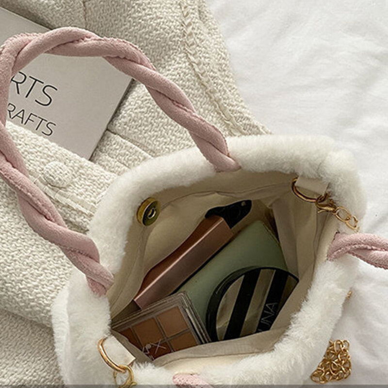 Borse da donna in peluche moda invernale INS borsa a tracolla di Design con palline borse a tracolla coreane Hasp in pelliccia artificiale bianca/nera