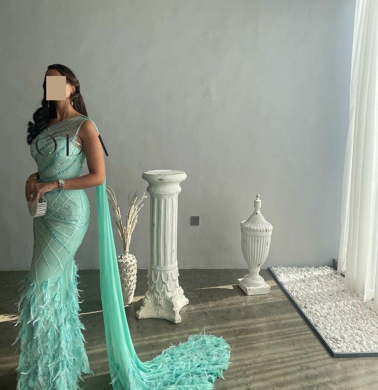 女性のためのイブニングドレス,非対称,裸の肩,セクシー,プロム,ロング,光沢のある真珠と羽で作られたエレガントな人魚のドレス