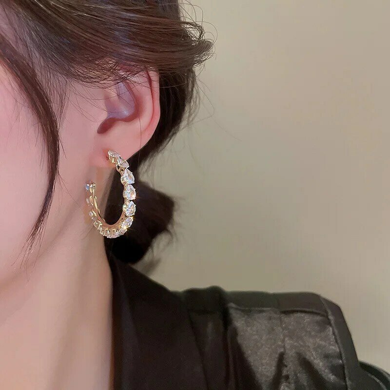 UILZ Shiny Water Drop Shaped Zircon Hoop Earrings Crystal Stone Stylish Daily Wear Mulheres Acessórios Brincos Jóias Versáteis