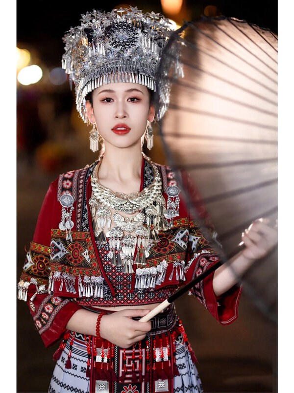 Mniejszość etniczna Miao kostiumowa fotografia podróżnicza Tujia scena nowa