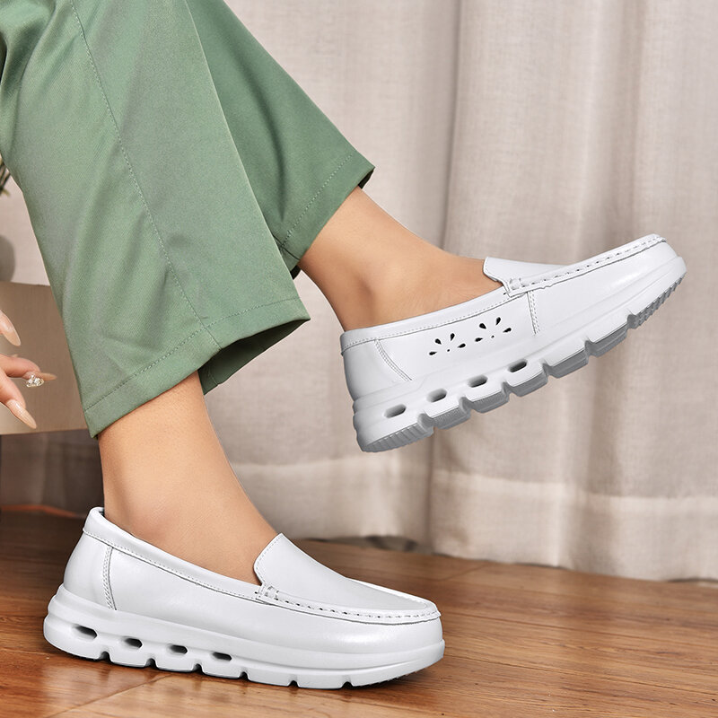 Strongshen รองเท้าพยาบาลส้นเตี้ยสำหรับผู้หญิง, รองเท้าแฟชั่นส้นแบนสีขาวแบบสวม Comfort กลวงออกรองเท้าทำงานรองเท้ารองเท้าผ้าใบของผู้หญิงลิ่มสำหรับผู้หญิง