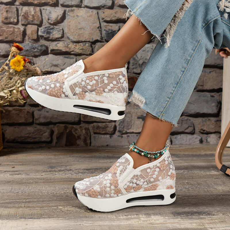 Sneakers wanita 2024 baru bernapas Mesh Platform Sneakers Wanita Mode bordir sepatu nyaman Slip on Sneakers kasual