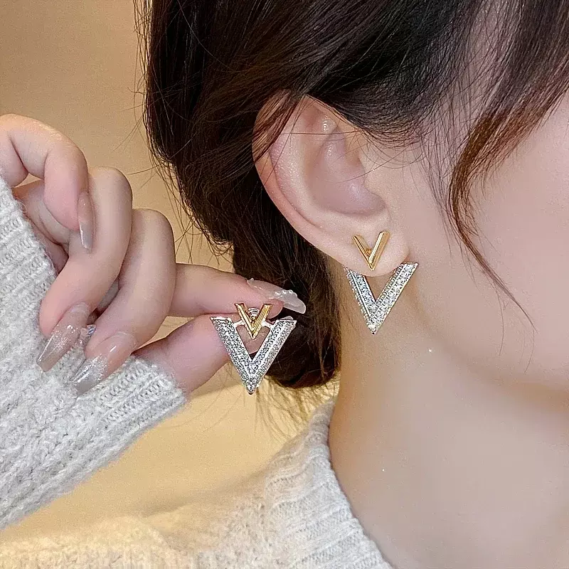 2023 Korea new design fashion jewelry 14K gold plated luxury zircon letter V earrings elegant women's evening party accessories