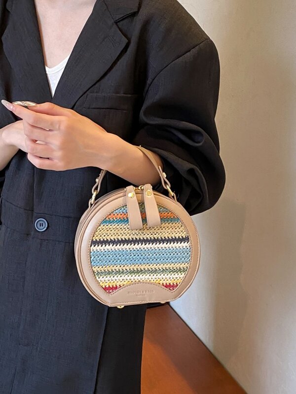 Elegante borsa rotonda intrecciata a mano per donna nell'estate 2024