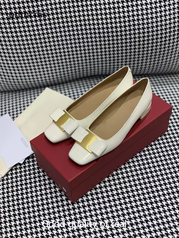 Sapato feminino de fivela de couro envernizado, sapato liso confortável na boca, novo produto no início da primavera, 2024