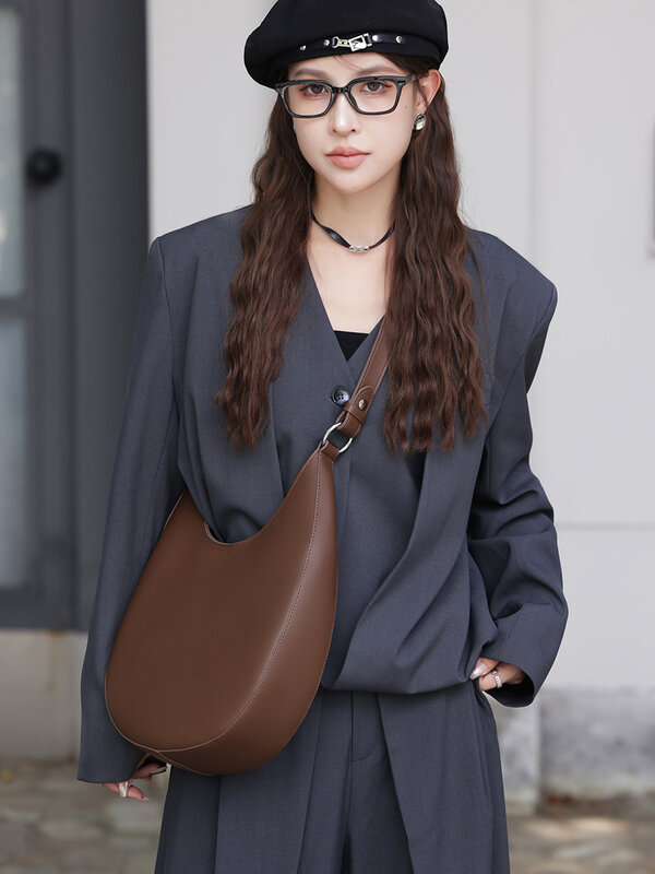 Design minimalista di nicchia, borsa a mezzaluna a forma speciale, borsa semicircolare, borsa da donna per ascelle, borsa a tracolla in pelle, borsa a tracolla in pelle