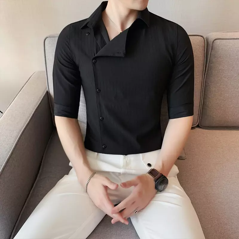 Camisas de manga media a rayas oscuras con solapa lateral de personalidad para hombres, camisas delgadas casuales sólidas coreanas de verano, camisa de manga de cinco cuartos, último diseño