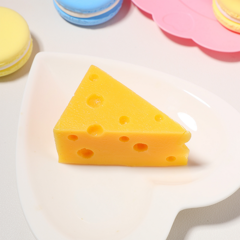 โมเดลเค้กขนมชีสเรซินจำลองชีสปลอมทำจากชีสเค้กสามเหลี่ยมอุปกรณ์ประกอบอาหารเหมือนจริงสำหรับบ้าน