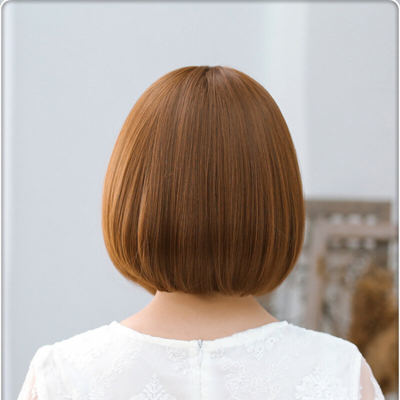 Modne naturalne syntetyczne treski odporne na ciepło z grzywką dla kobiety bezklejowe krótkie proste brązowe włosy do codziennego użytku