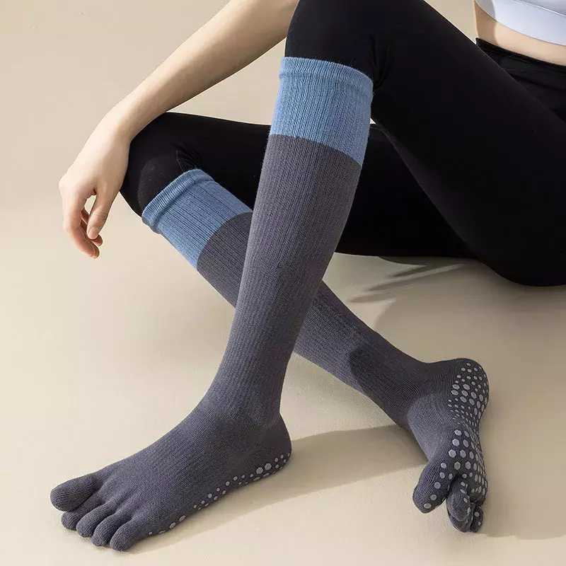 ถุงเท้าโยคะสำหรับผู้หญิงห้านิ้วถุงเท้าเล่นกีฬาทำจากซิลิโคนกันลื่นถุงน่องถุงเท้าระดับเข่าผ้าฝ้ายสีทึบ
