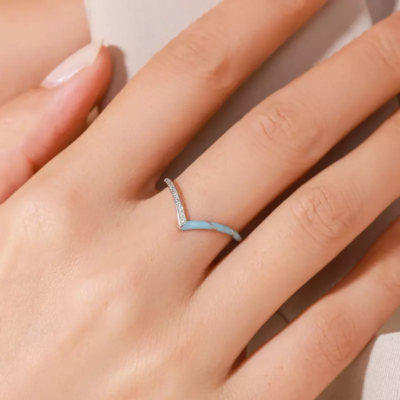 แหวนเพชรสีฟ้ารูปตัววีสำหรับผู้หญิง S925รูปตัววีเป็นตัวอักษรสีเงินแท้สไตล์ยุโรปและอเมริกาแบบข้ามพรมแดน